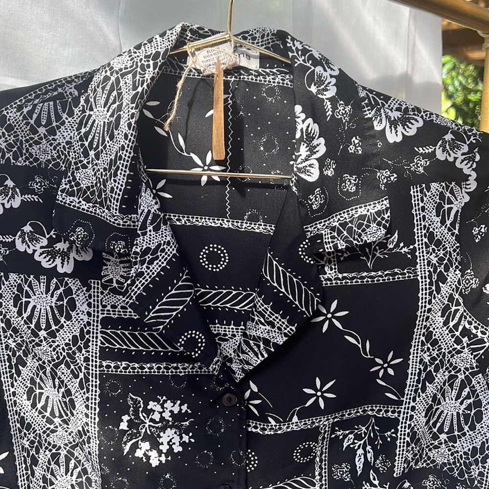 black blouse - Picture 2 of 3